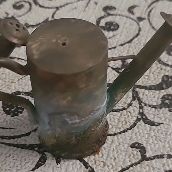 Vintage Metal Watering Cans Salt And Pepper Shakers. - Picture 3 of 9
